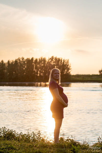 Zwangerschap foto bij ondergaande zon