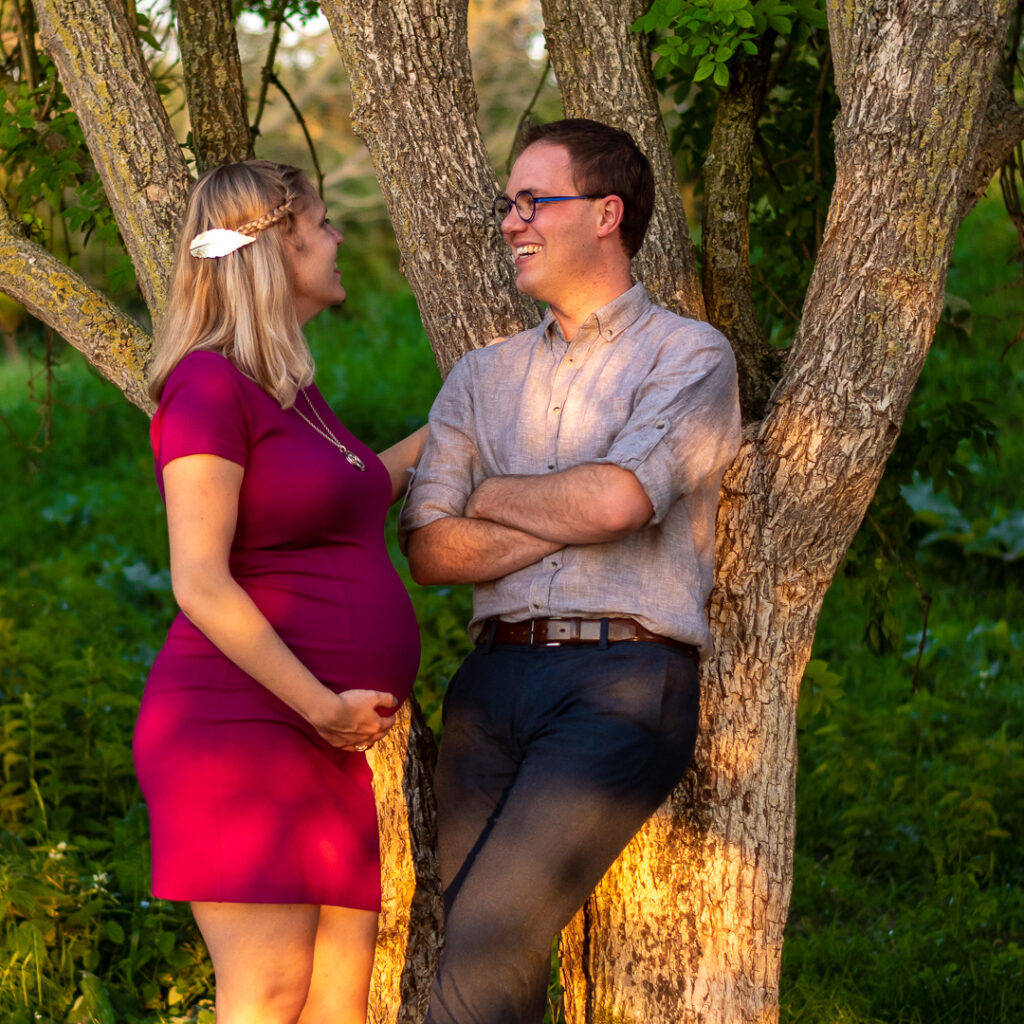 Memoryshoot - Zwanger stel kijkt verliefd naar elkaar
